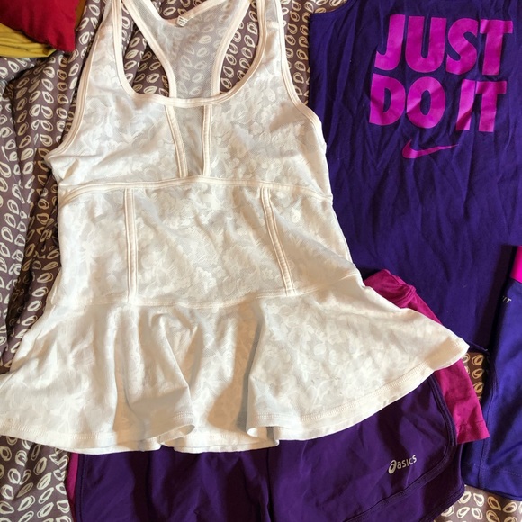 Women’s Nike Bundle Dri Fit Tops and Shorts - Picture 5 of 6